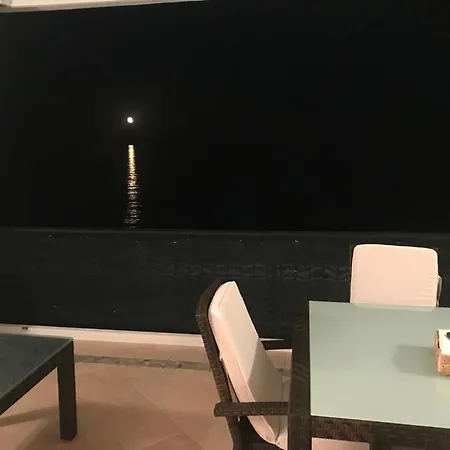 Magnificent Front Sea Views Lejlighed *