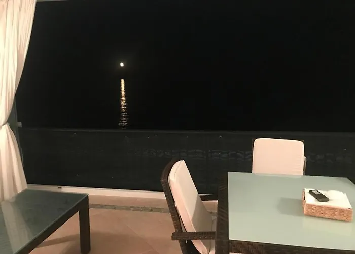 Magnificent Front Sea Views Apartman *